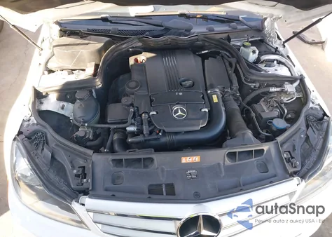 2013 Mercedes-Benz C 250 Sport z USA, uszkodzony, nr VIN WDDGF4HB5DR275509